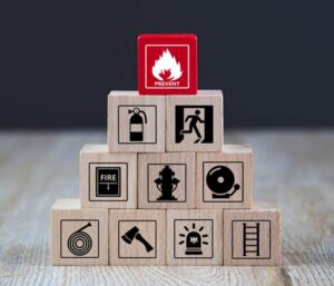 Peces de fusta que mostra molts dels elements que cal teir en compte en un pla d'emergència