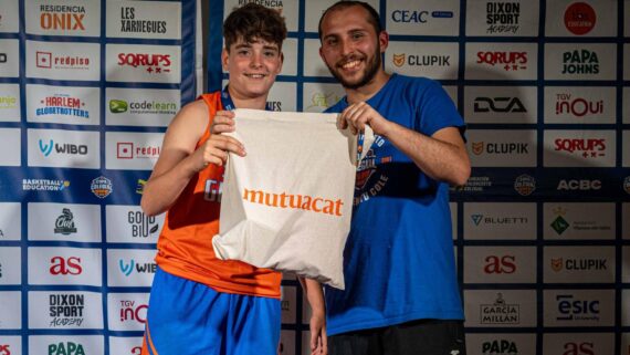 Un dels guardonats amb el premi Mutuacat Joc Net, en la Pequecopa Colegial.