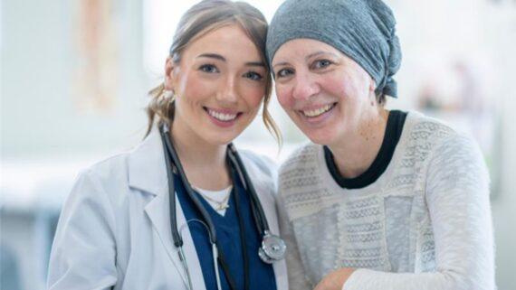 Com s'estudia un tumor? Una pacient somriu al costat de la seva metgessa