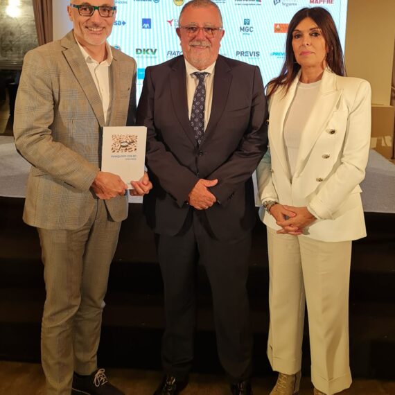Leo Martínez, adjunt a la Direcció General de Mutuacat, Jordi Triola, president del CMAG i Gemma Soley, delegada de zona de Mutuacat