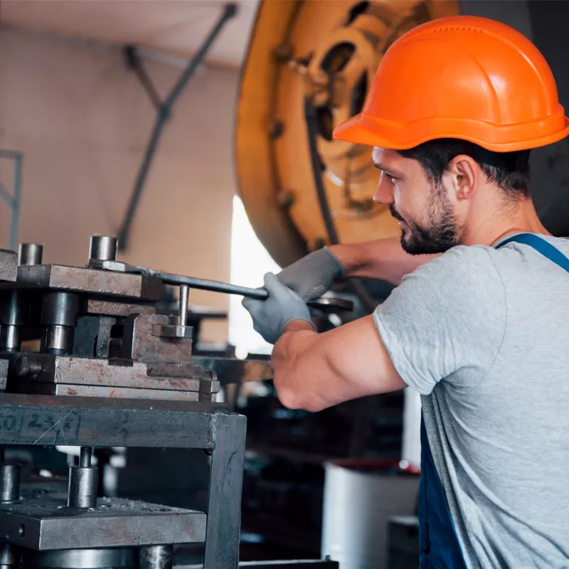 C.12 Operaris en treballs de mecànica, manteniment i reparació de màquines, equips industrials i/o equips electromecànics (8h)