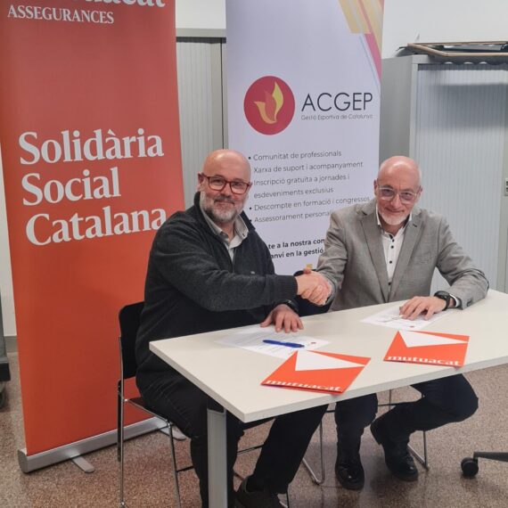 Encaixada de mans del president de l'ACGEP i l¡'adjunt a la Direcció de Mutuacat.