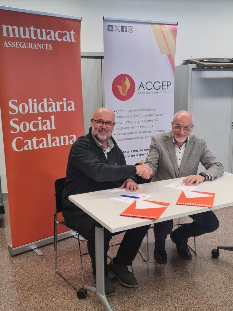 Encaixada de mans del president de l'ACGEP i l¡'adjunt a la Direcció de Mutuacat.