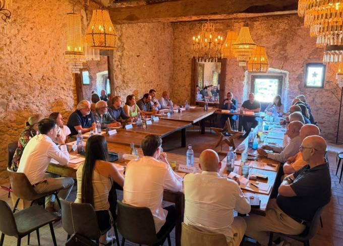 Els representants del Col·legi de Girona i de les asseguradores en un moment de la jornada de treball