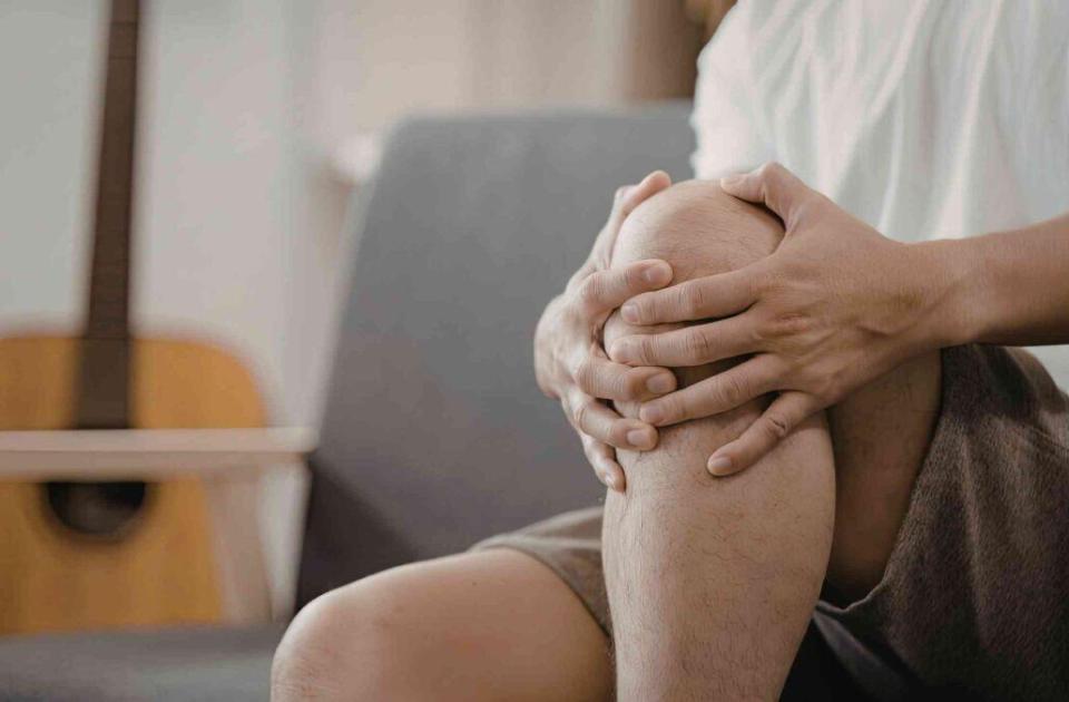 Unes mans enceclen el genoll com si tingués una lesió o en senyal de dolor