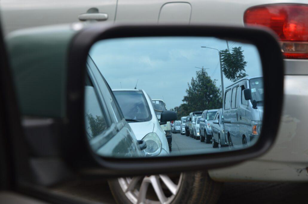 Cua de vehicles vista des del retrovisor