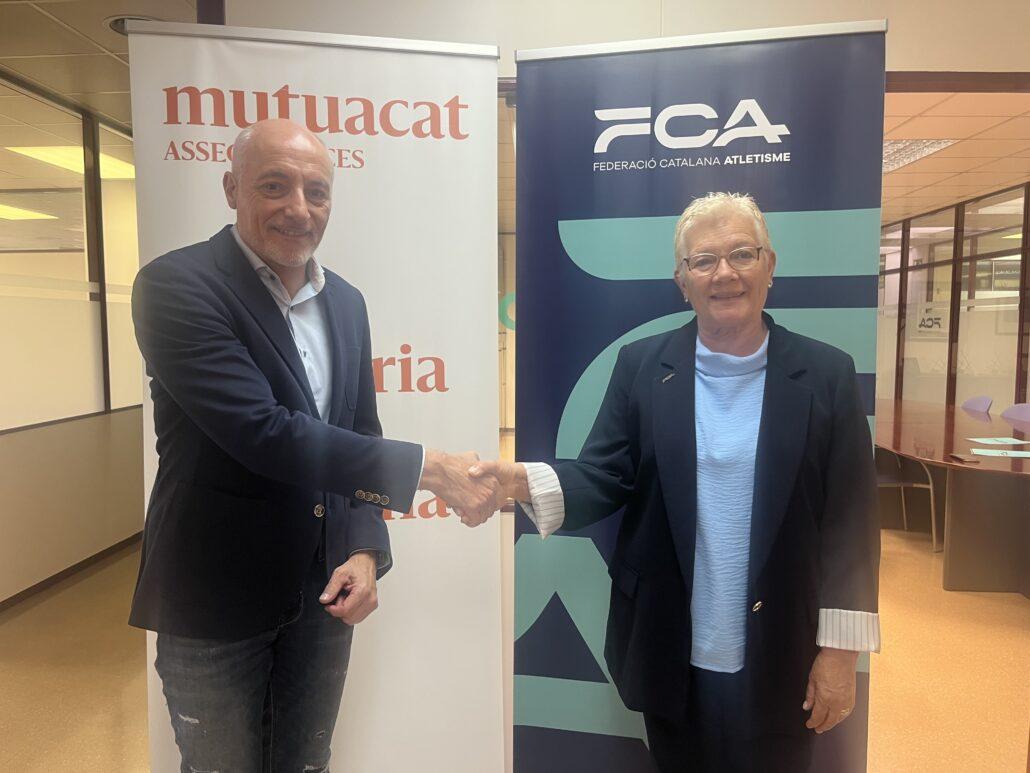 Leo Martínes, de Mutuacat i Mercè Rosich, presidenta de la FCA en la signatura del conveni