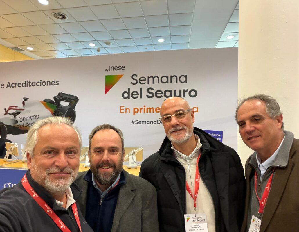 Victor Domingo en una selfie amb altres professionals durant la Semana del Seguro 2026