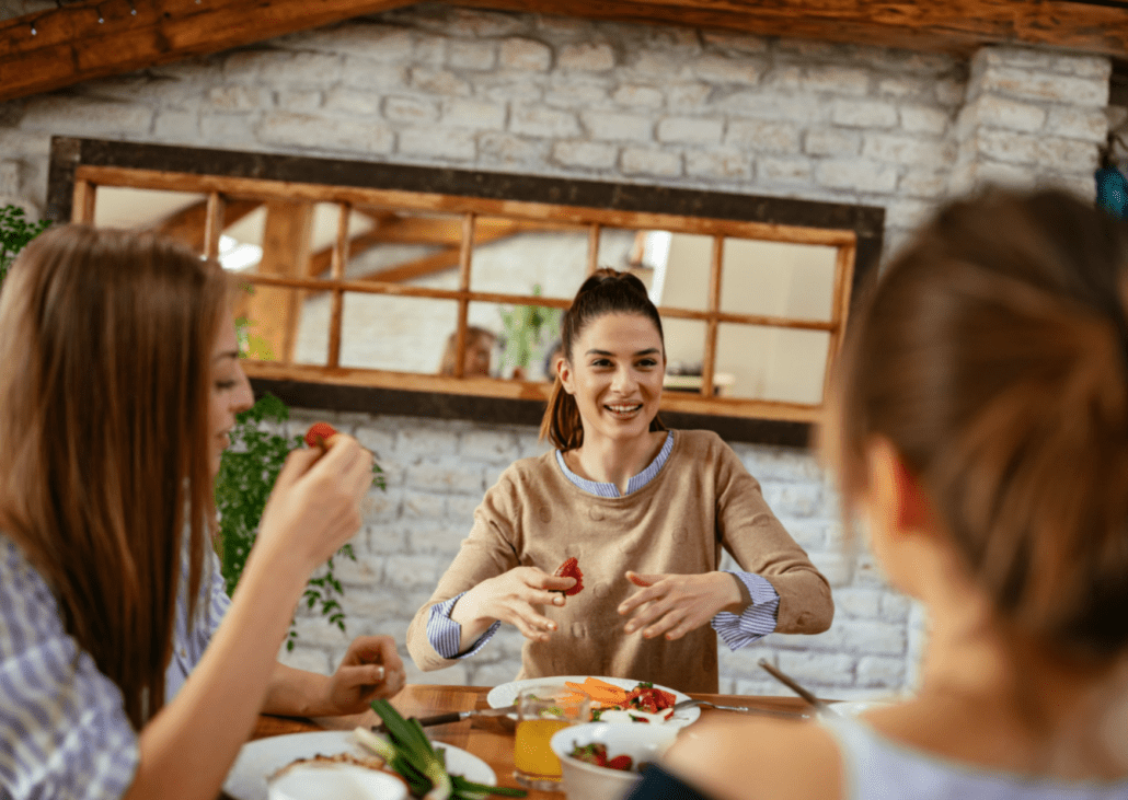 Tres persones menjant aliments saludables