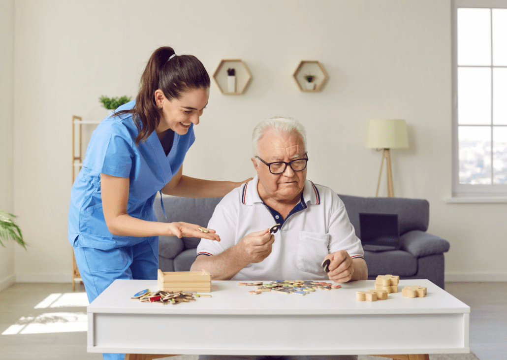 Malalt d'Alzheimer fent activitat amb l'ajuda d'una professional