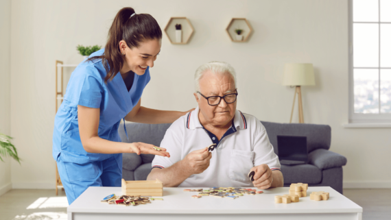 Malalt d'Alzheimer fent activitat amb l'ajuda d'una professional