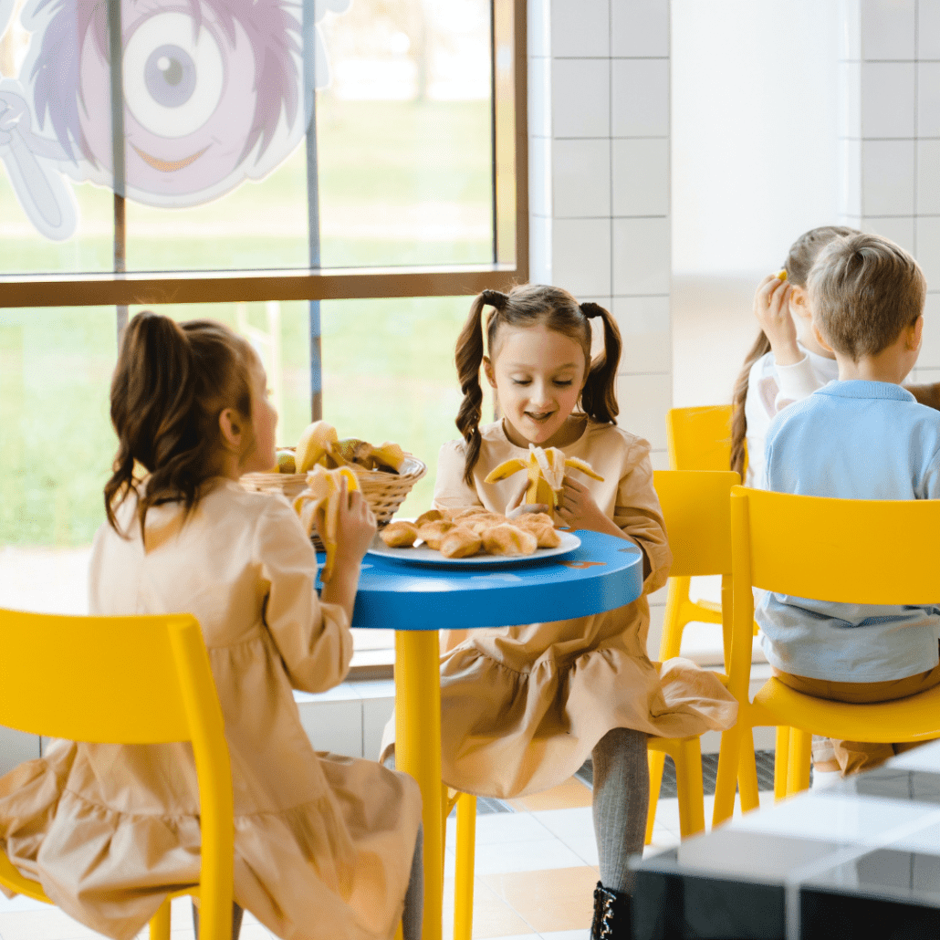 Infants que mengen a l'escola