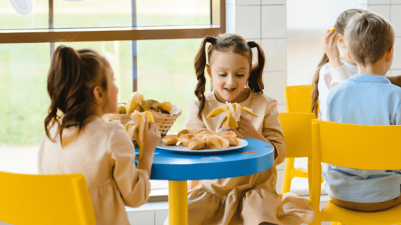 Infants que mengen a l'escola