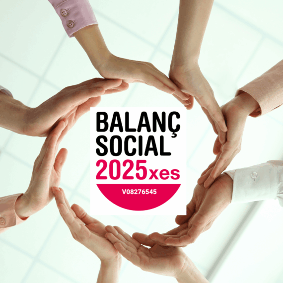 El segell del Balanç Social enmig d'un cercle de mans