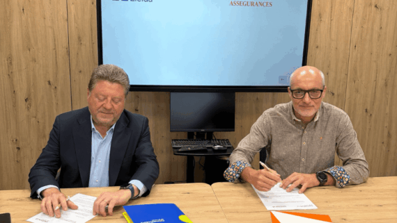 Javier Barberá, president del Col·legi de mediadors d'assegurances de Lleida i Leo Martínez, adjunt a la Direcció General de Mutuacat, durant la signatura del conveni de col·laboració