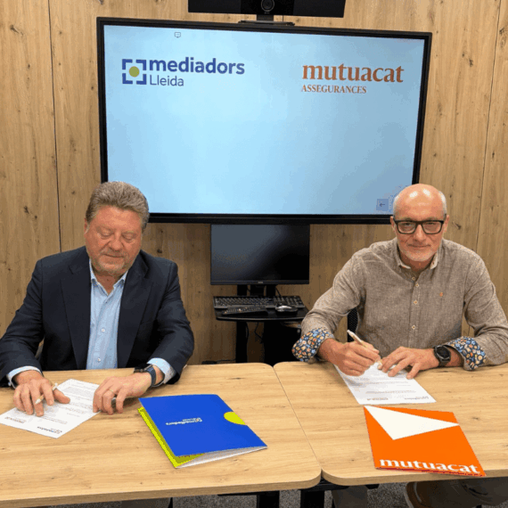 Javier Barberá, president del Col·legi de mediadors d'assegurances de Lleida i Leo Martínez, adjunt a la Direcció General de Mutuacat, durant la signatura del conveni de col·laboració