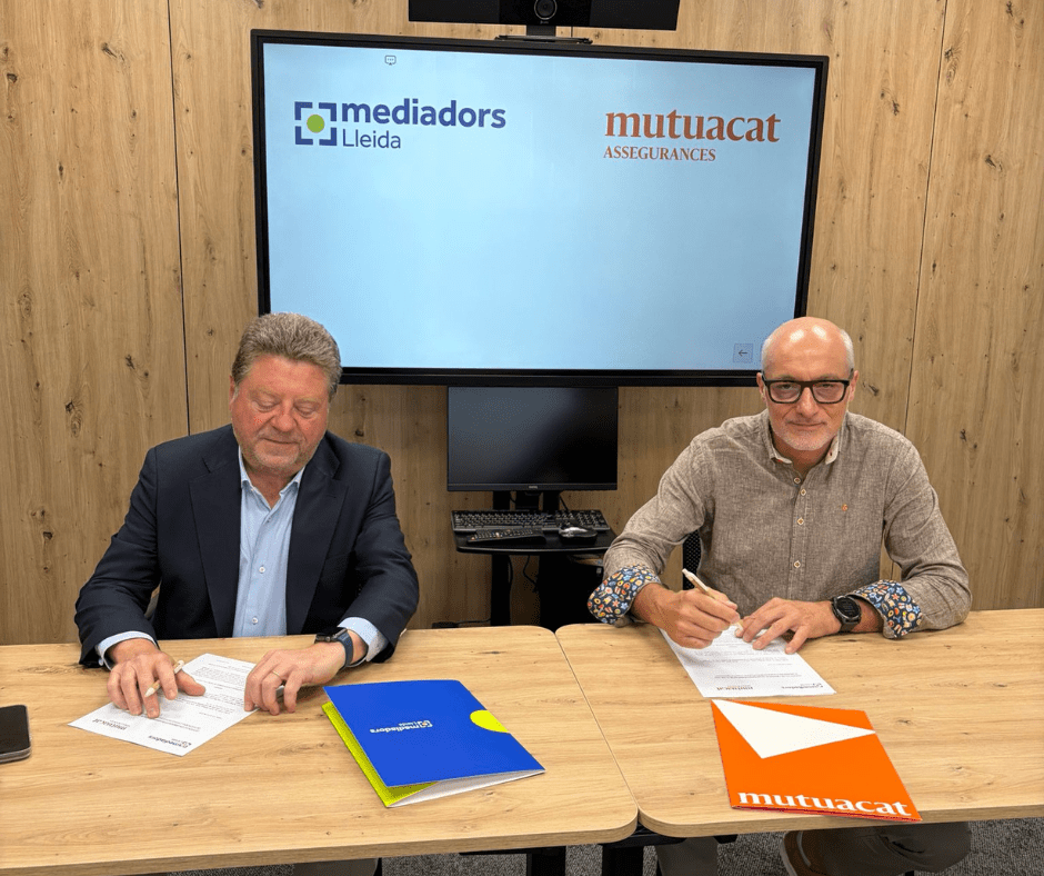Javier Barberá, president del Col·legi de mediadors d'assegurances de Lleida i Leo Martínez, adjunt a la Direcció General de Mutuacat, durant la signatura del conveni de col·laboració