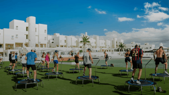 Turistes fent activitats esportives al Club La Santa de Lanzarote