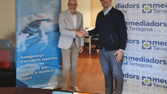 Encaixada de mans entre Alex Mestre, president del Col·legi de Mediadors d'Assegurances de Tarragona i Leo Martínez, adjunt a la Direcció General de Mutuacat, després de renovar el conveni de col·laboracó