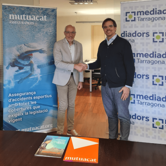 Encaixada de mans entre Alex Mestre, president del Col·legi de Mediadors d'Assegurances de Tarragona i Leo Martínez, adjunt a la Direcció General de Mutuacat, després de renovar el conveni de col·laboracó