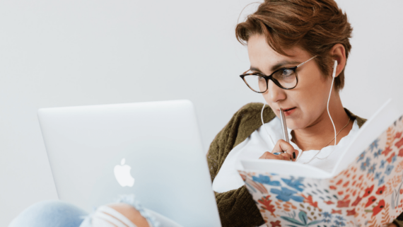 Persona que treballa concentrada. La concentració i la memòria depenen de múltiples processos neurobiològics