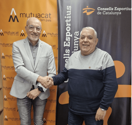 Encaixada de mans entre Leo Martinez (Mutuacat) i Jaume Domingo (Consells Esportius de Catalunya)