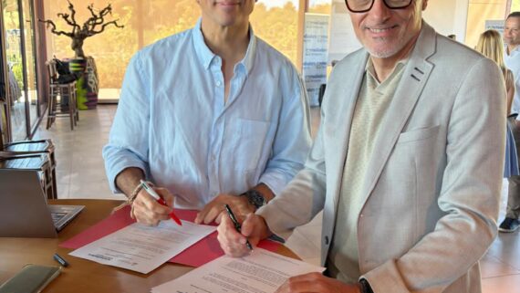 Leo Martínes, adjunt a la Direcció General de Mutuacat i Àlex Mestre, president del Col·legi de Mediadors d'Assegurances durant la signatura del conveni de col·laboració