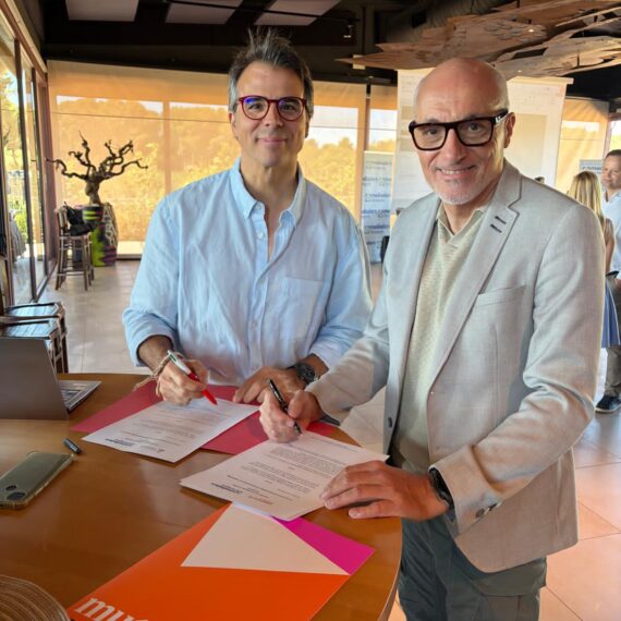 Leo Martínes, adjunt a la Direcció General de Mutuacat i Àlex Mestre, president del Col·legi de Mediadors d'Assegurances durant la signatura del conveni de col·laboració