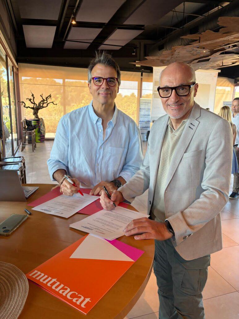 Leo Martínes, adjunt a la Direcció General de Mutuacat i Àlex Mestre, president del Col·legi de Mediadors d'Assegurances durant la signatura del conveni de col·laboració