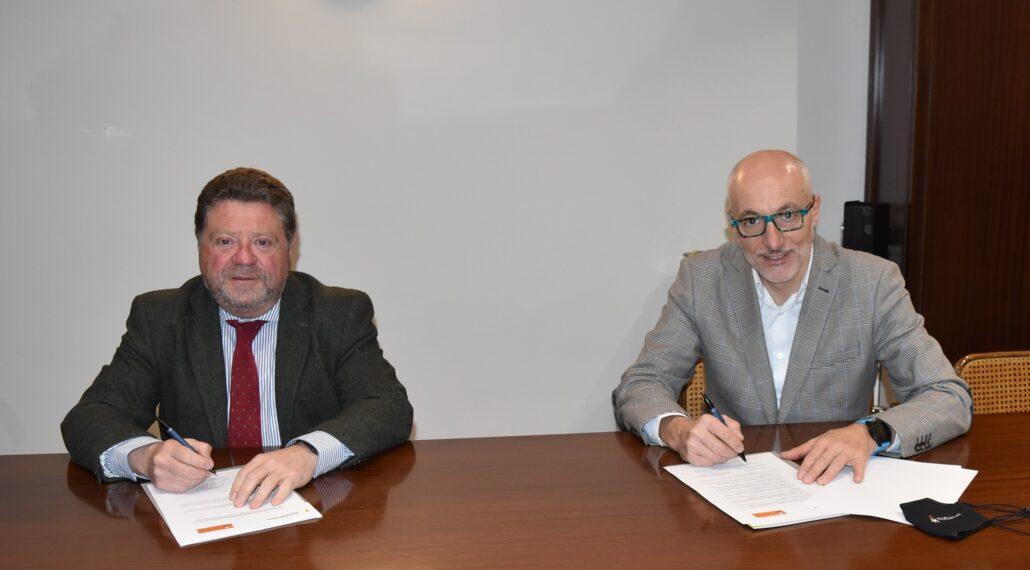 Signatura de l'acord de col·laboració. Javier Barberà, president del CMAL i Leo Martínez, adjunt a la Direcció General de Mutuacat