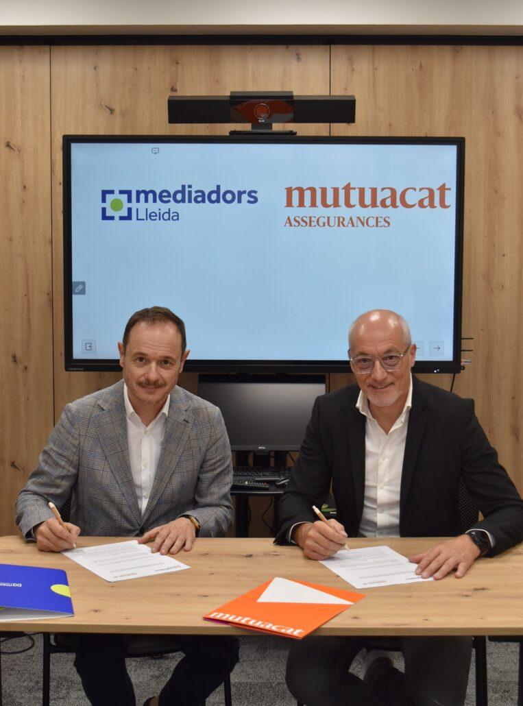 Francesc Farré del Col·legi de Lleida i Leo Martínes de Muntuacat en un moment de la signatiura de renovació
