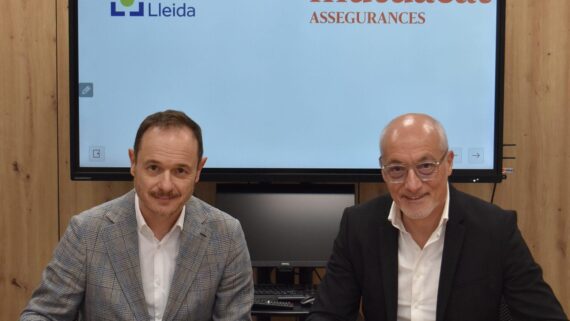 Francesc Farré del Col·legi de Lleida i Leo Martínes de Muntuacat en un moment de la signatiura de renovació