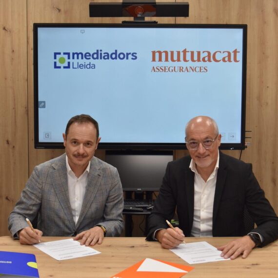 Francesc Farré del Col·legi de Lleida i Leo Martínes de Muntuacat en un moment de la signatiura de renovació