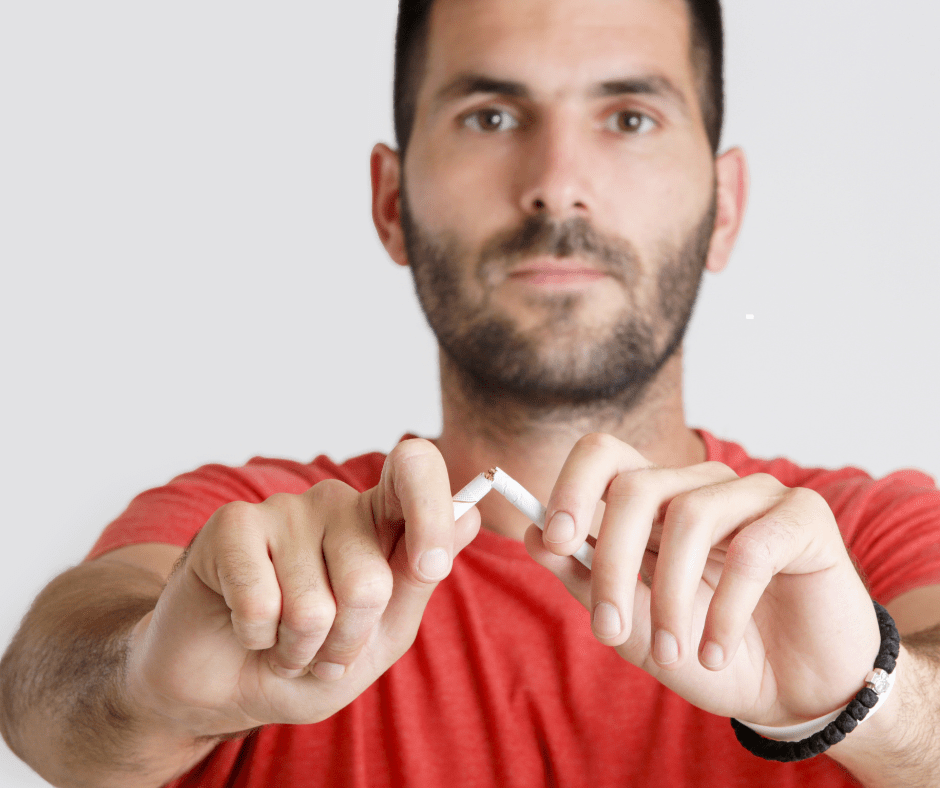 Un home que trenca una cigarreta. Vol deixar de fumar