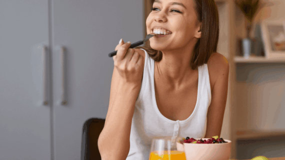 Una noia amb cara de plaer davant un esmorzar saludable