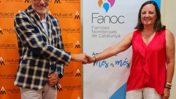 Leo Martínez i Emilia Tarifa formalitzant l'acord