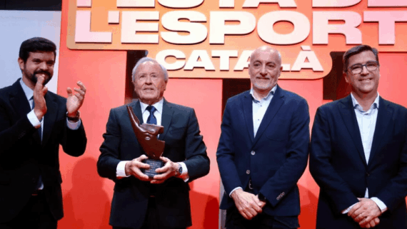 Festa de l'Esport Català - Ramon Nogué, president de la Federació Catalana de Golf mostrant el premi a la Millor Gestió Federativa rebut de mans de Leo Martínez de Mutuacat i Miguel Payà de Meroil. A l'esquerra, Gerard Esteva, president d?UFEC