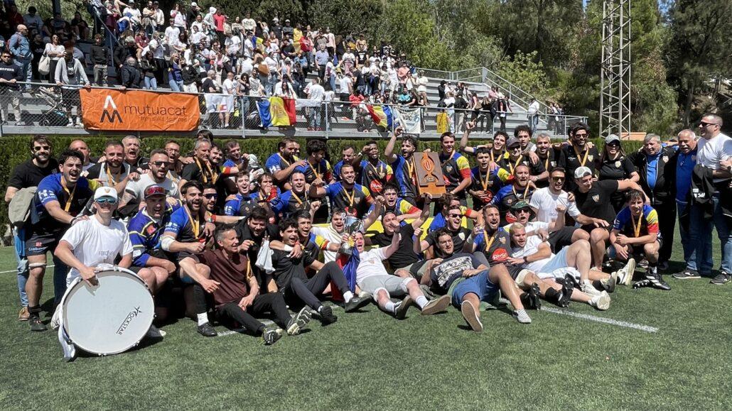 Els campions d'una de les finals celebren el triomf davant la pancata de Mutuacat