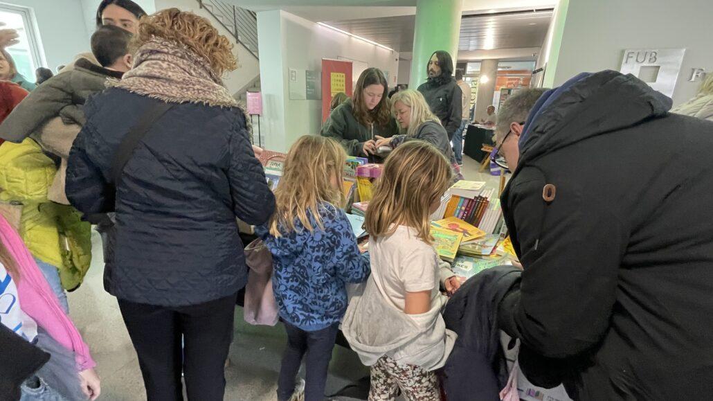 Dues nenes d'esquena en una parada de la Fira del llibre Infantil i Juvenil en català de Manresa