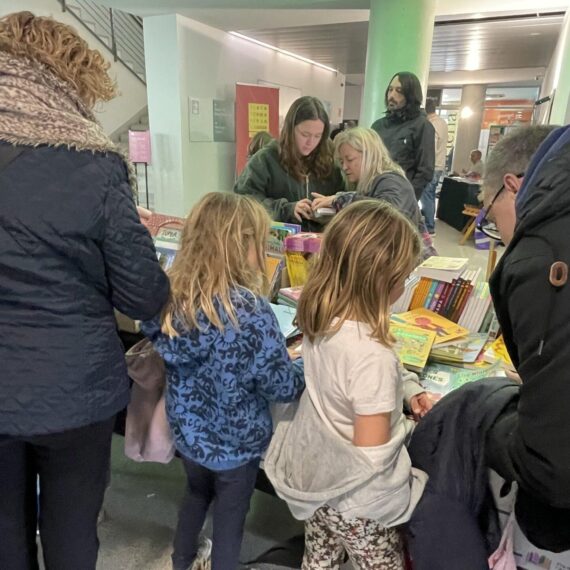 Dues nenes d'esquena en una parada de la Fira del llibre Infantil i Juvenil en català de Manresa