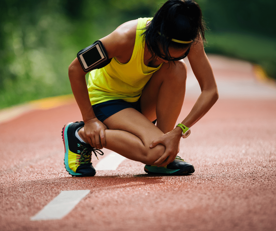 Un atleta es subjecta el genoll. Cal anar en compte en no trencar-se el lligament encreuat anterior