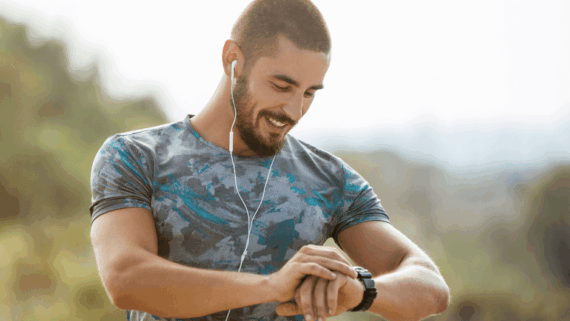 Esportista que consulta el seu rellotge intel·ligent per monitotoritzar diferents paràmetres, com per exemple l'HRV