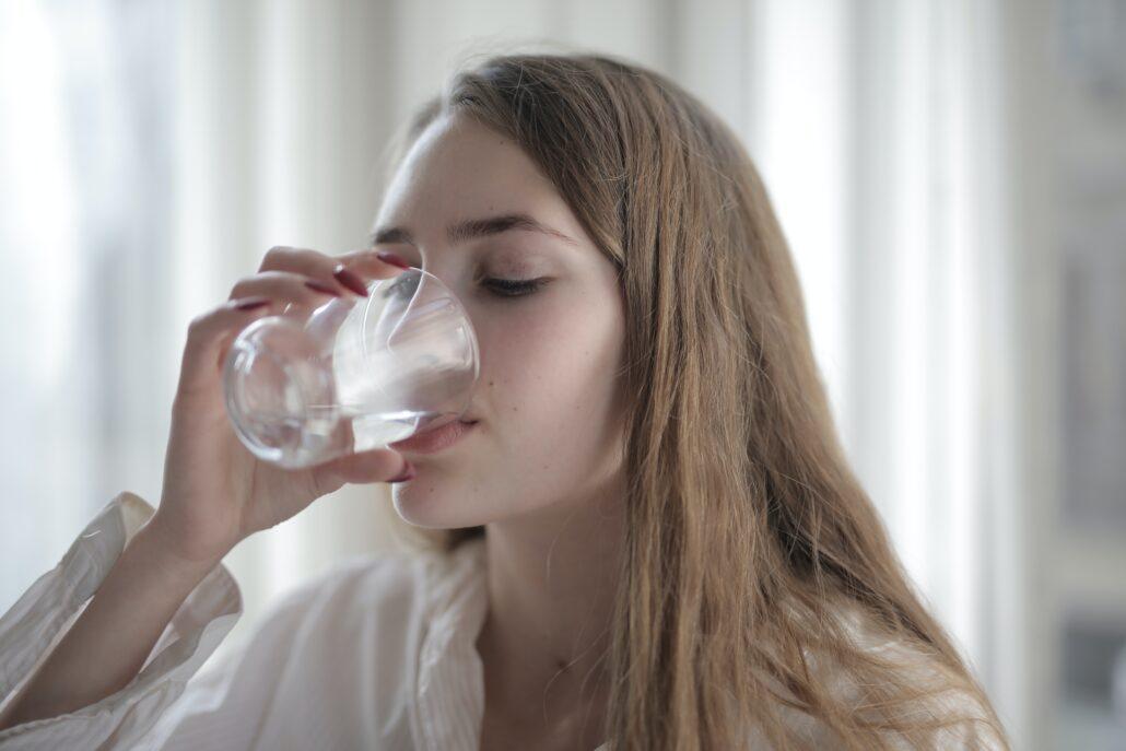 Noia que s'hidrata bevent aigua