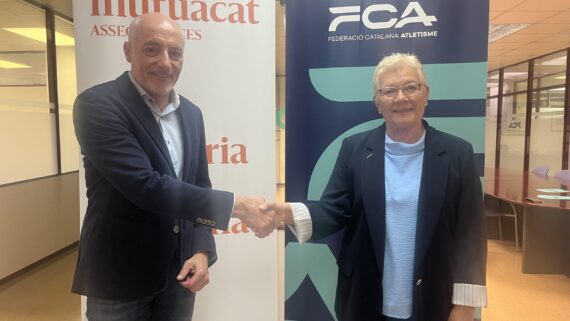Leo Martínes, de Mutuacat i Mercè Rosich, presidenta de la FCA en la signatura del conveni