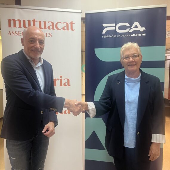 Leo Martínes, de Mutuacat i Mercè Rosich, presidenta de la FCA en la signatura del conveni