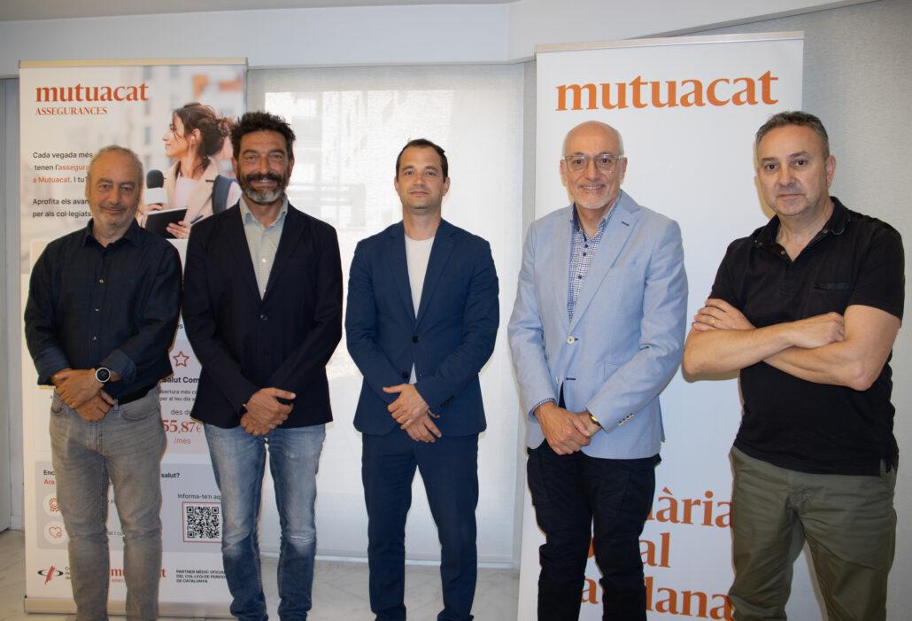 Xavier Puig, Sergi Macià, Martí Calsapeu, Leo Martínez i Òscar Bolancell després de la signatura del conveni entre el Col·legi de Periodistes i Mutuacat