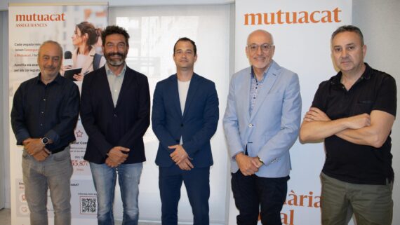 Xavier Puig, Sergi Macià, Martí Calsapeu, Leo Martínez i Òscar Bolancell després de la signatura del conveni entre el Col·legi de Periodistes i Mutuacat