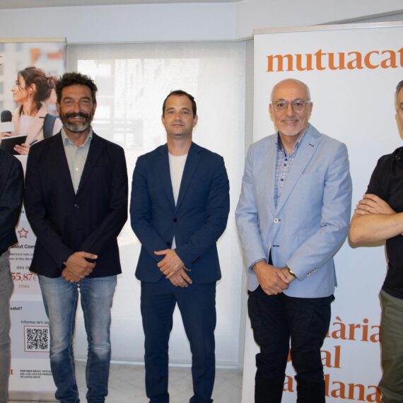 Xavier Puig, Sergi Macià, Martí Calsapeu, Leo Martínez i Òscar Bolancell després de la signatura del conveni entre el Col·legi de Periodistes i Mutuacat