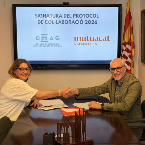Mercè Herrera, presidenta del Col·legi de Mediadors d'Assegurances de Girona, i Leo Martínez, adjunt a la direcció General de Mutuacat, encaixen les mans deprés de signar el conveni de col·laboració
