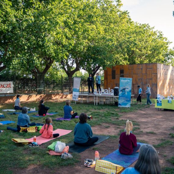classe de ioga al Parc de l'Agulla de Manresa